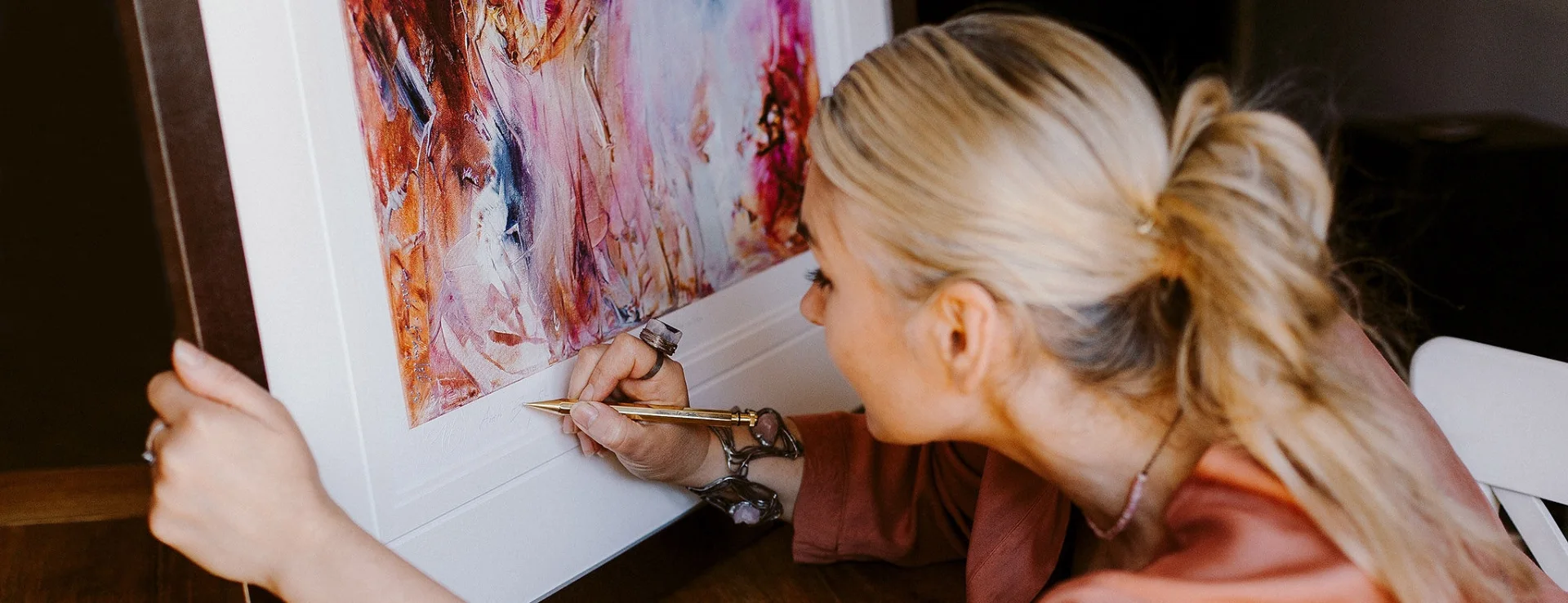 Aneta Barglik sygnuje wydruk artystyczny fine art